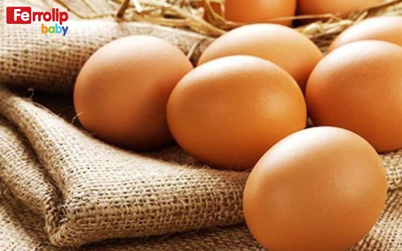 trứng gà là thực phẩm bổ sung sắt cho trẻ ăn dặm