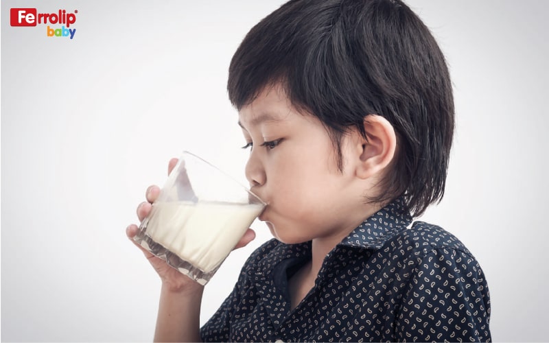 trẻ thiếu sắt vì uống quá nhiều sữa tươi