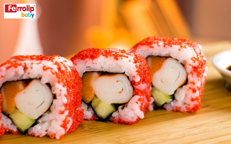 Sushi cá hồi chứa nhiều sắt và Vitamin bổ máu cho con