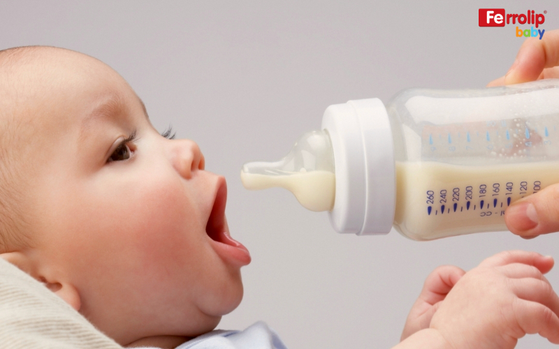 Cho trẻ sơ sinh thiếu máu ăn kèm sữa công thức