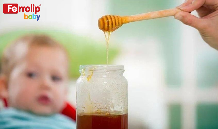 Trẻ 8 tháng không nên ăn mật ong