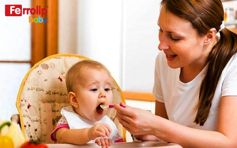 Mẹ có thể bổ sung sắt cho trẻ trước bữa ăn sáng từ 25 - 30 phút