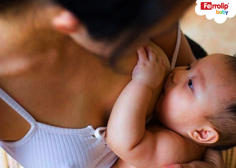 Khi bú mẹ, nếu bé không phát ra tiếng mút sữa thì có thể là do sữa mẹ bị thiếu chất