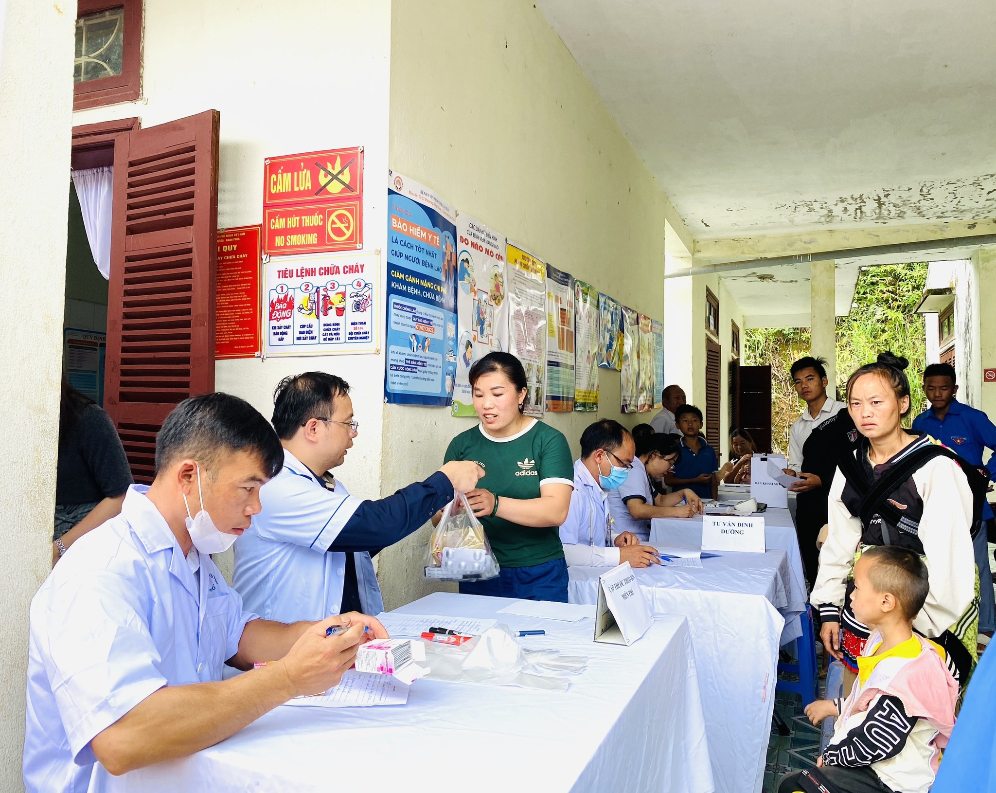 Dược sĩ Nguyễn Quốc Hưng trong chương trình khám bệnh và tư vấn sức khỏe miễn phí cho trẻ em tại xã Mù Sang, huyện Phong Thổ, tỉnh Lai Châu