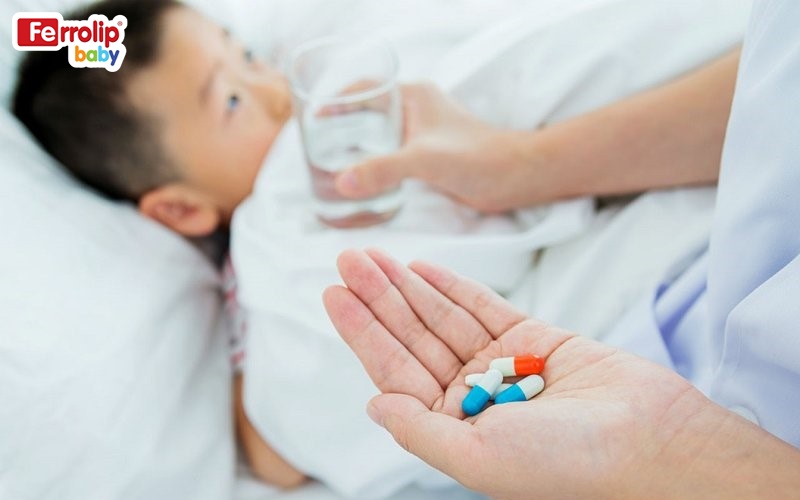 Bé đang uống kháng sinh có thể uống sắt được nhưng cần lưu ý về thời gian sử dụng