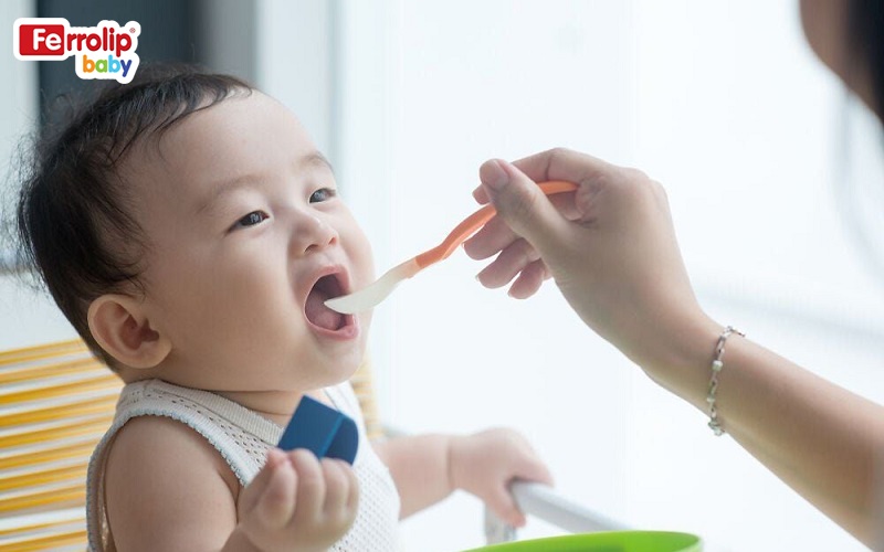 Ba mẹ cần xác định thời điểm phù hợp để bổ sung sắt kẽm cho bé dưới 1 tuổi