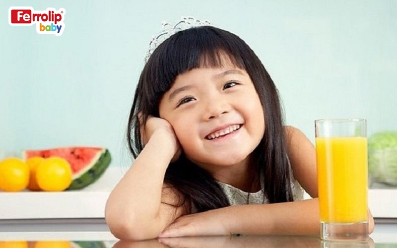 Uống sắt với nước trái cây giàu vitamin C để hỗ trợ hấp thu sắt tốt hơn