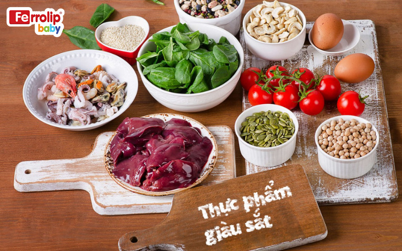 Bổ sung vào bữa ăn các thực phẩm giàu sắt như thịt bò, trứng, gan, đậu, rau xanh đậm