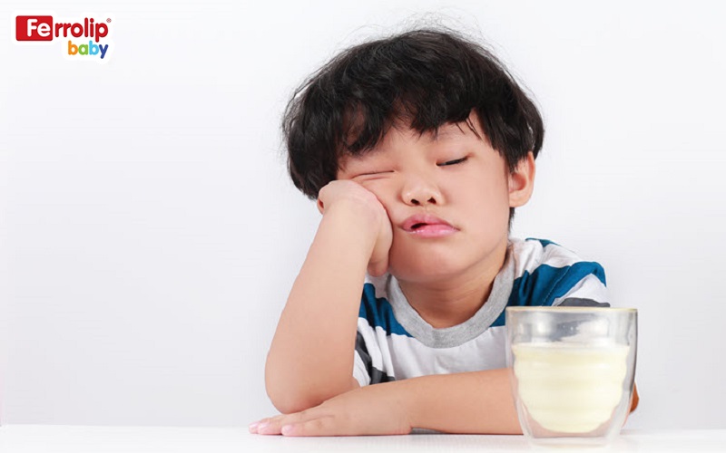 Trẻ uống nhiều sữa tươi có tốt không? Thiếu sắt là một trong những nguy cơ tiềm ẩn